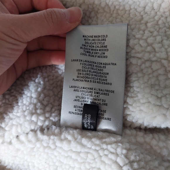 [SOLD] Unisex Levi's Vintage Corduroy Jacket with Sherpa Lining - Picture 11 of 12